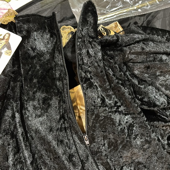 Gorgeous Plus Sized Masquerade Queen Halloween Costume with Mask - Picture 9 of 11